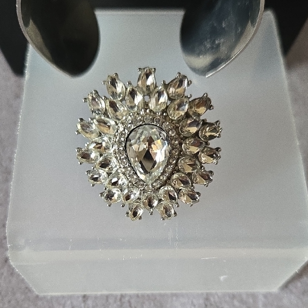 Elegant Silver Crystal Jewelry Set - Picture 3 of 3